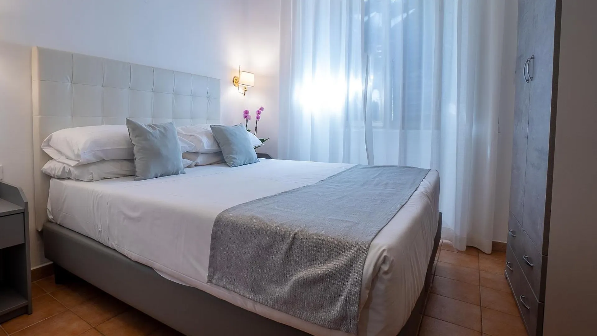 Hotel Gabriella contacts